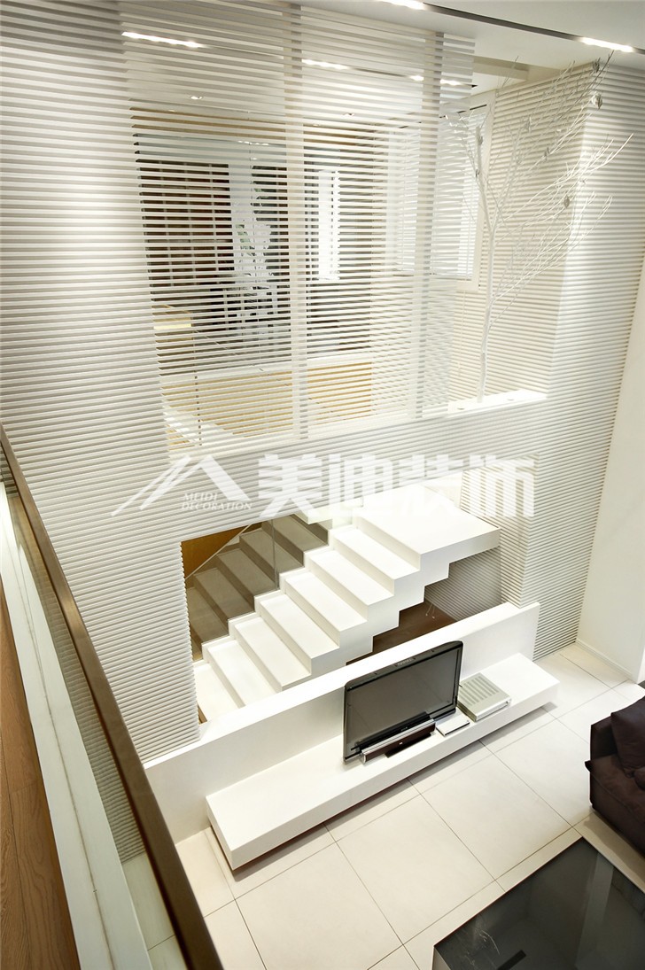 融科東南海現代簡約風裝修案例圖—客廳