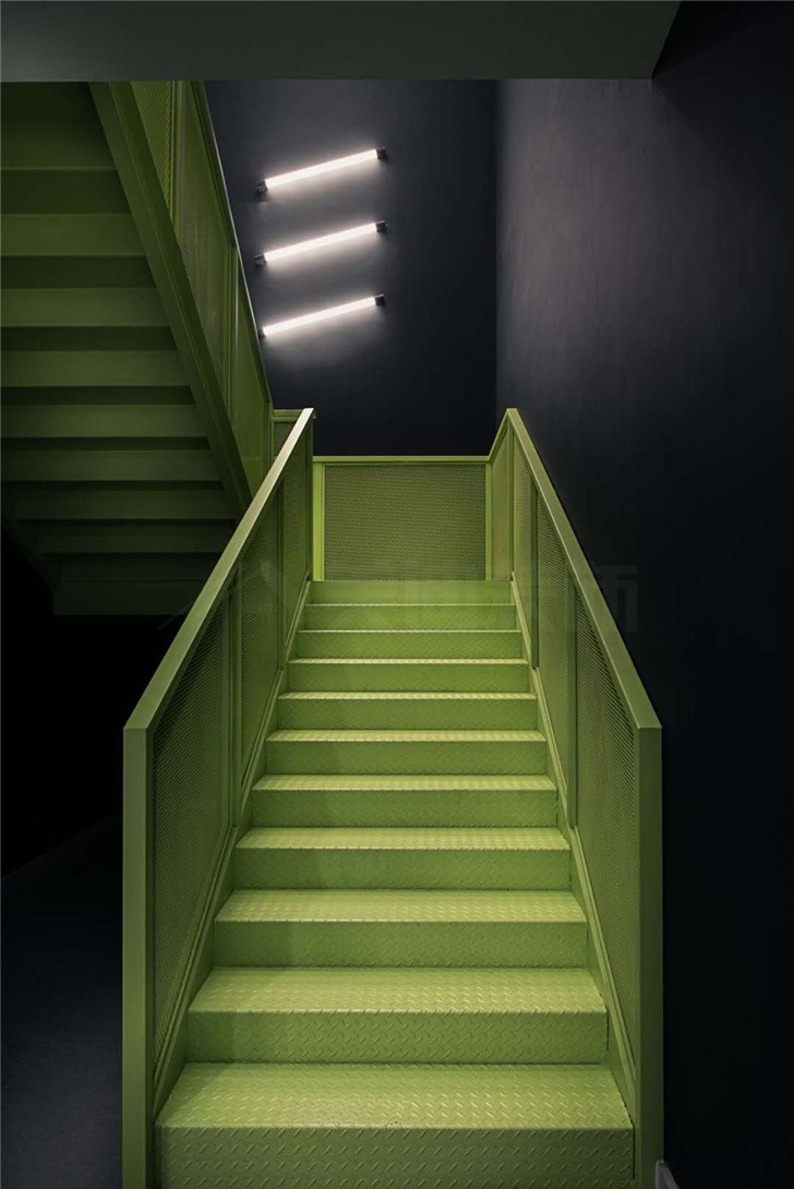 星沙領克4S店2000平工裝現代風裝修案例圖—樓梯間