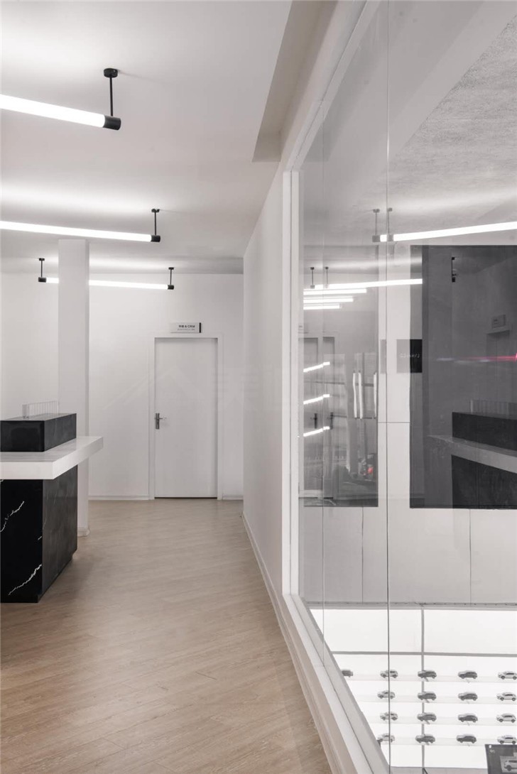 星沙領克4S店2000平工裝現代風裝修案例圖—休息室過道