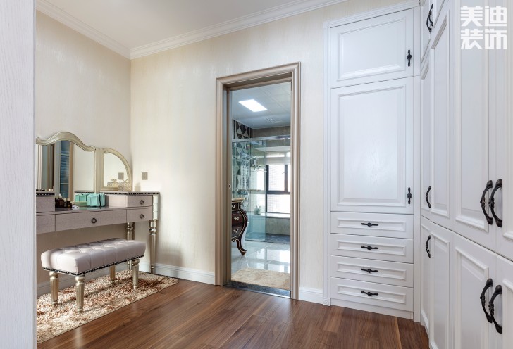 雙灣國際215平米法式輕奢風裝修案例實拍圖-衣帽間